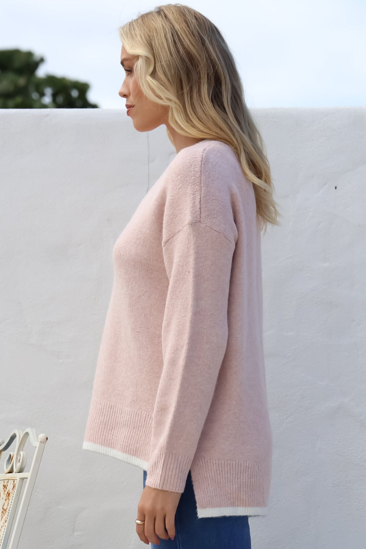 Edan Jumper - V-Neck Contrast Trim Step Hem Jumper in Blush